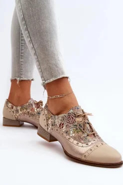 Półbuty Skórzane></noscript>Maciejka Skórzane Półbuty Damskie Ze Zdobioną Cholewką 06408-04 Beżowe