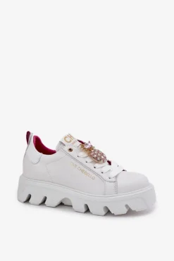 CheBello Skórzane Sneakersy Z Ozdobną Broszką Ananas 4651 Białe