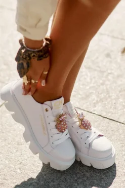 CheBello Skórzane Sneakersy Z Ozdobną Broszką Ananas 4651 Białe