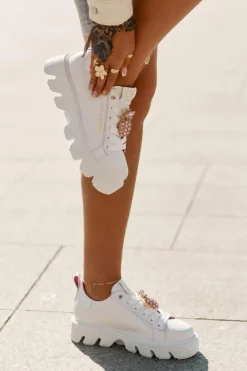 CheBello Skórzane Sneakersy Z Ozdobną Broszką Ananas 4651 Białe