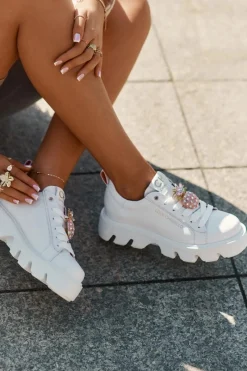 CheBello Skórzane Sneakersy Z Ozdobną Broszką Ananas 4651 Białe