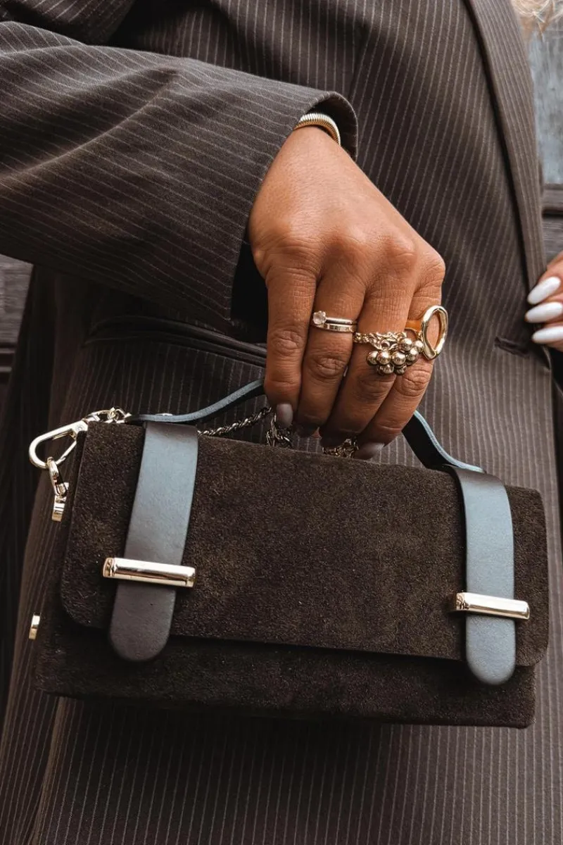 Outlet Torebka Z Naturalnego Zamszu Z Łańcuszkiem Czekoladowa Nivra Torebki Kuferki