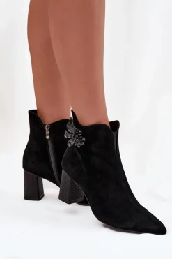 Botki Ocieplane|Botki Skórzane></noscript>D&A Zamszowe Botki Damskie Na Słupku Z Ozdobą CR52-686 Czarne