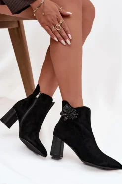 Botki Ocieplane|Botki Skórzane></noscript>D&A Zamszowe Botki Damskie Na Słupku Z Ozdobą CR52-686 Czarne
