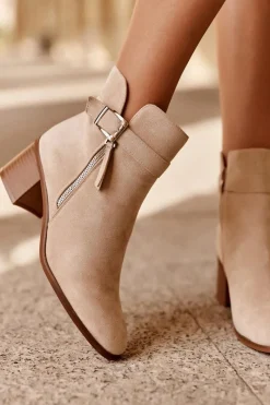 Discount Boto Zamszowe Botki Na Obcasie Z Klamrą Beżowe Bronte
