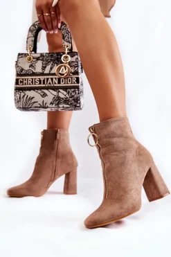 Botki Na Słupku|Brązowe I Beżowe Botki>Boto Zamszowe Botki Na Obcasie Z Ozdobnym Zamkiem Beżowe Lisette