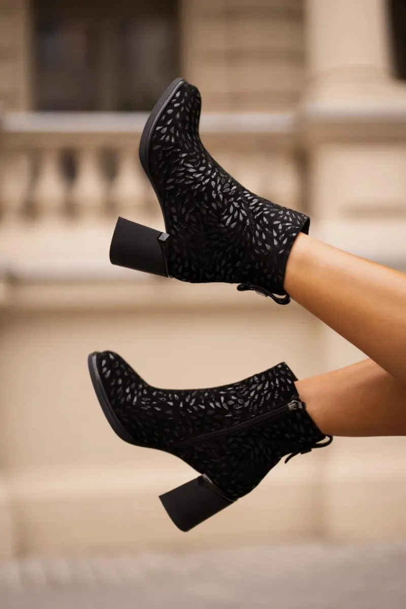 Botki Ocieplane|Botki Na Słupku>Damskie buty S.Barski Zamszowe Botki Na Słupku Z Ozdobnym Tłoczeniem D&A CR42-192 Czarne