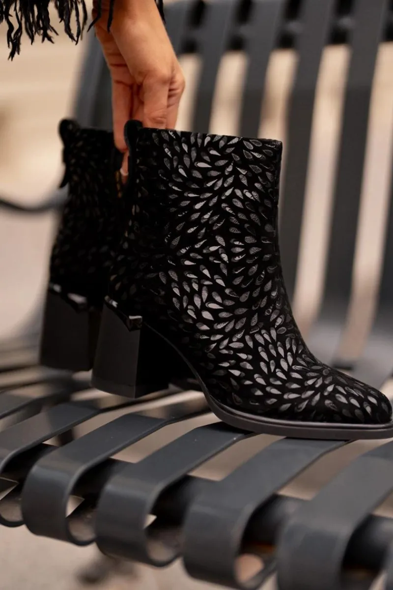 Botki Ocieplane|Botki Na Słupku>Damskie buty S.Barski Zamszowe Botki Na Słupku Z Ozdobnym Tłoczeniem D&A CR42-192 Czarne