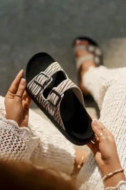 Clearance D.Franklin Zamszowe Klapki Damskie Z Klamrami DFSH405002 Zebra