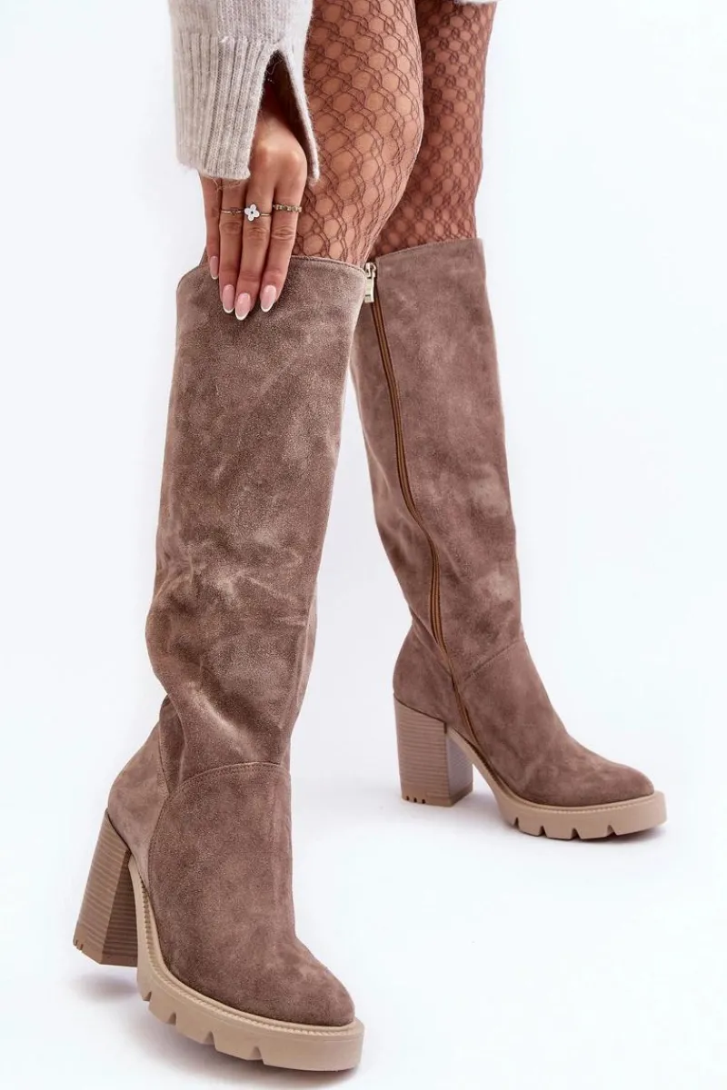 Kozaki Wiosenne|Kozaki Przed Kolano>Boto Zamszowe Kozaki Damskie Na Słupku Ciemnobeżowe Lewski 3371