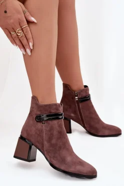 Botki Ocieplane|Botki Skórzane>D&A Zamszowe Skórzane Botki Damskie Na Słupku Z Ozdobnym Paskiem Ocieplane CR52-650 Brązowe