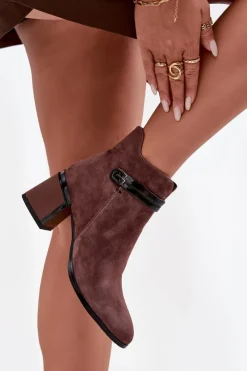 Botki Ocieplane|Botki Skórzane></noscript>D&A Zamszowe Skórzane Botki Damskie Na Słupku Z Ozdobnym Paskiem Ocieplane CR52-650 Brązowe