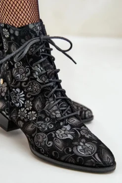 Discount Zamszowe Wzorzyste Botki Na Płaskim Obcasie 06391-01 Czarne Damskie Botki Maciejka|Botki Skórzane