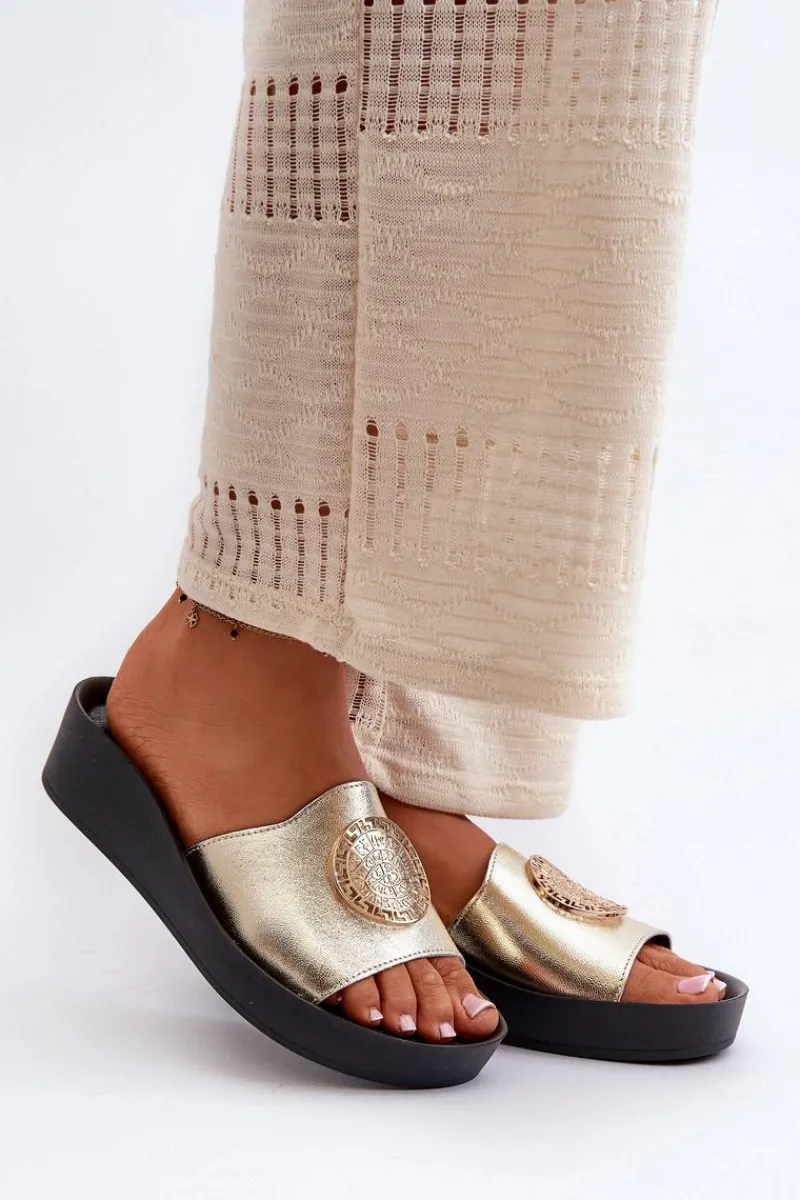 2920 Skórzane Klapki Damskie Na Koturnie Ze Złotym Detalem Złote Damskie Klapki Na Koturnie|Klapki Na Platformie