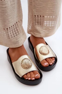 2920 Skórzane Klapki Damskie Na Koturnie Ze Złotym Detalem Złote Damskie Klapki Na Koturnie|Klapki Na Platformie