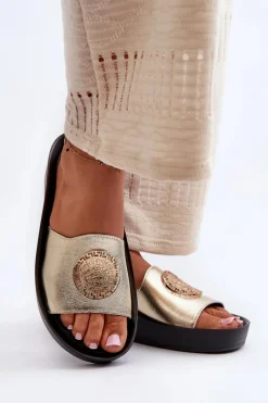 2920 Skórzane Klapki Damskie Na Koturnie Ze Złotym Detalem Złote Damskie Klapki Na Koturnie|Klapki Na Platformie