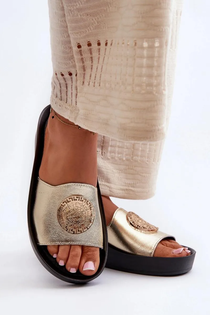 2920 Skórzane Klapki Damskie Na Koturnie Ze Złotym Detalem Złote Damskie Klapki Na Koturnie|Klapki Na Platformie